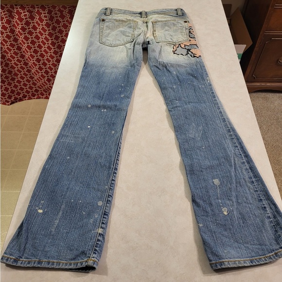GRAIL Stylish Light Wash Jeans with Embroidery - Picture 4 of 10